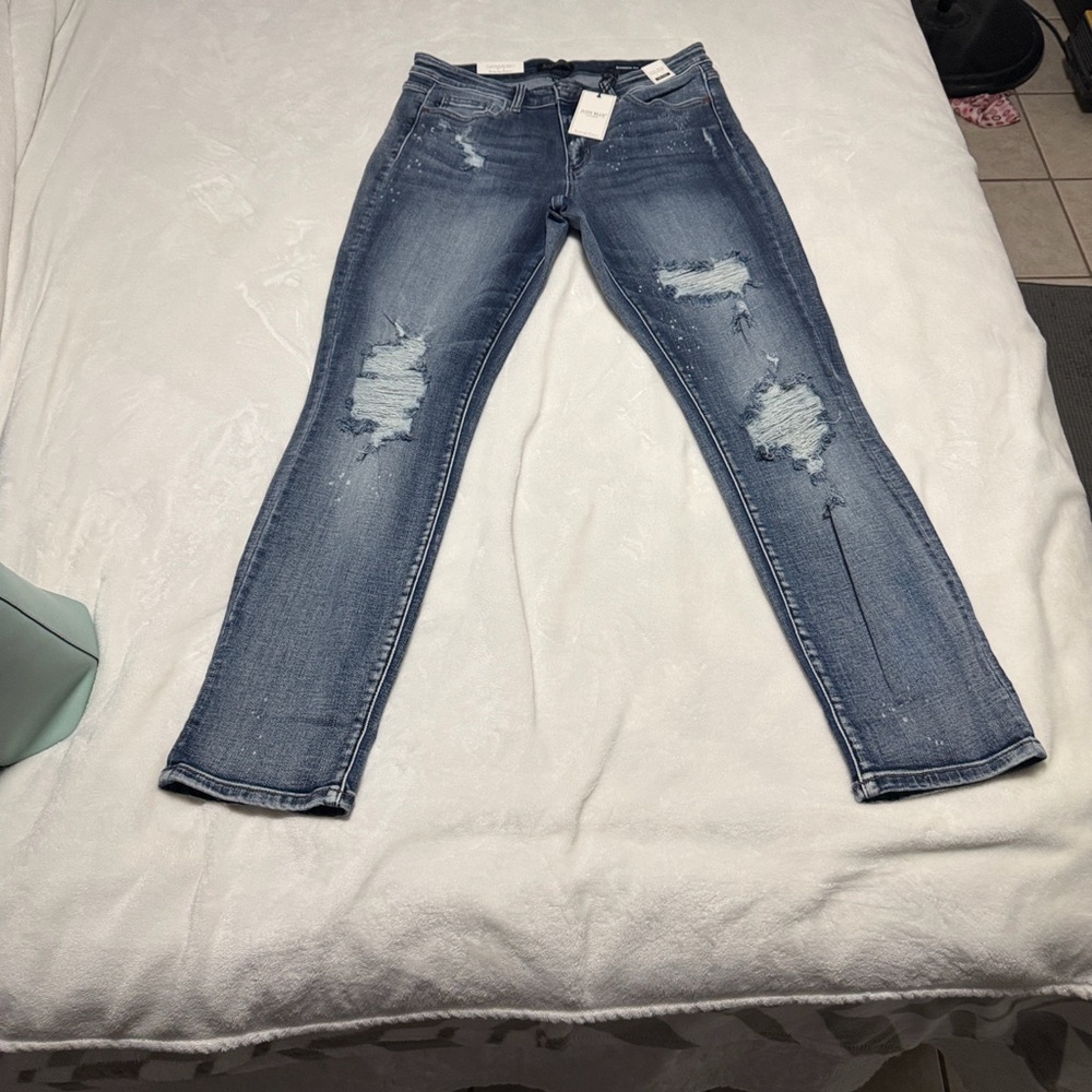 Judy Blue Distressed Boyfriend Jeans in Mid Blue
